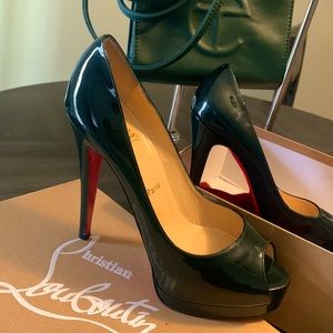 RE-POSH item Green red bottom heels